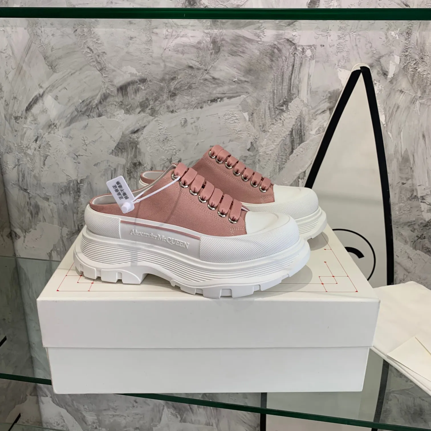 👟👟Ex-factory price 500👟👟 Mc Queen is in stock all year round [Rose] McQueen [Rose] dad shoes [Rose] ss early spring first release‼ ️‼ ️The latest Milan Fashion Week T-stage catwalk model, the unique and personalized design is very classy on the feet, and the round toe design allows the toes to be completely released. I spent a lot of money to buy multiple pairs of the originals and dismantled them and made replicas. Many celebrities such as Guli Nazha, Wu Lei, and Internet celebrity bloggers have endorsed Xiaohongshu’s popular products, and the products are sold out at the counters! Fabric: Imported pure cotton fabric Lining: Imported silk sheepskin Feet: Imported silk sheepskin Size: Women's 35-40. Packaging: original full set of packaging, outsole: increased by 5 cm, original outsole